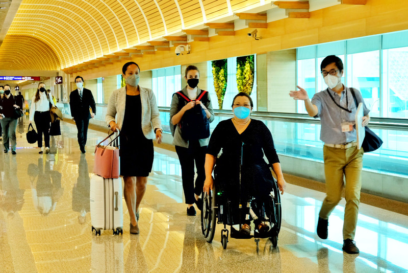 美國聯邦參議員達克沃絲（Tammy Duckworth）（右2）率團來台，1日下午結束訪問行程，搭乘班機前往韓國。 (圖：中央社)