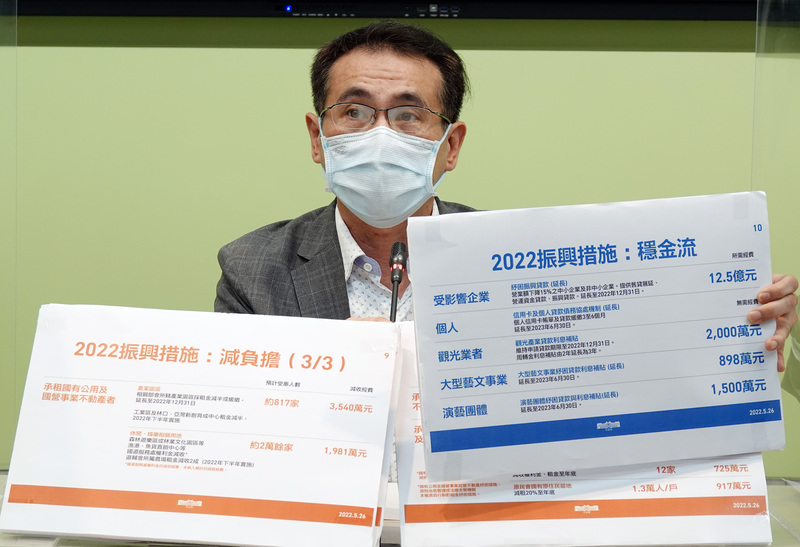 夏月電價1日啟動，民進黨立法院黨團幹事長鄭運鵬1日在立法院舉行記者會表示，夏月電價行之有年，紓困振興不一定要從電價減免下手，會在各行各業、家庭有需要的地方給予協助。 (圖：中央社)
