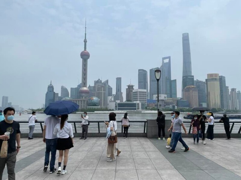 封城兩個月後，上海1日正式解封，上午上海多個商圈、景區都出現人潮。圖為1日上午前往外灘觀景台散步、拍照的人潮。 (圖：中央社)