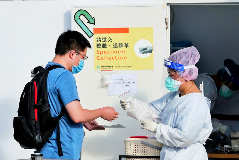 中央流行疫情指揮中心28日宣布，明年元旦起機場及金馬港埠，將針對中國入境乘客進行唾液PCR檢驗，以防範高風險變異株。(資料照/中央社)