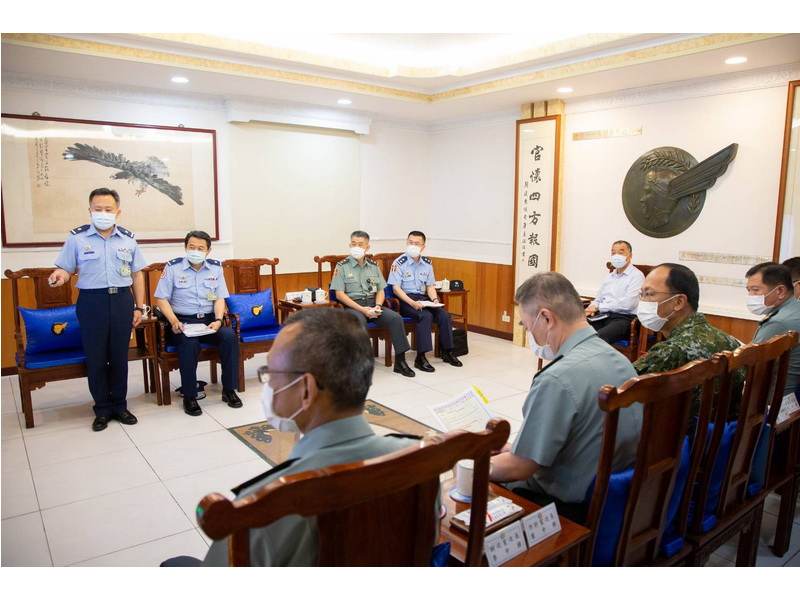 空軍官校一架AT-3教練機失事，國防部長邱國正1日前往空軍岡山基地聽取簡報，指示空軍務必全力協助家屬處理後續事宜，並徹底釐清肇因 (軍聞社提供)