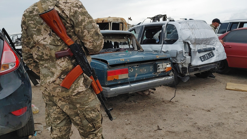 俄軍3月間進襲烏克蘭首都基輔市附近的布查鎮，轟炸及射擊了許多路上的車輛。這些車輛被拖到一處空地，由軍人把守，將來可能作為調查俄羅斯戰爭罪行之用。(資料照片/中央社)