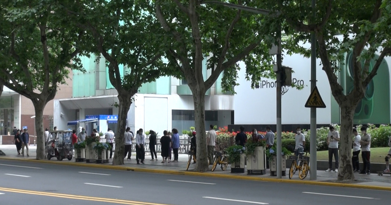 上海閔行區11日將封城全員篩檢。圖為上海一處商圈日前的採樣站前，排隊等待做核酸的人潮。 (資料照片／中央社)