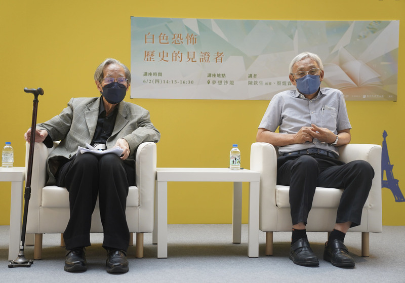 國家人權博物館參與2022第30屆台北國際書展，並於展場再現人權地景，2日書展開幕首日並邀請白色恐怖歷史見證者蔡焜霖（左）、陳欽生（右）對談。(圖：中央社)