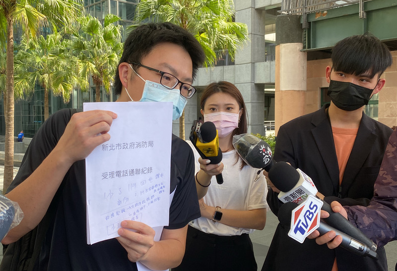 新北市2歲男童恩恩4月染疫不幸過世，恩恩的父親林先生(左)質疑新北市消防局、衛生局延誤送醫。(資料照/圖：中央社)