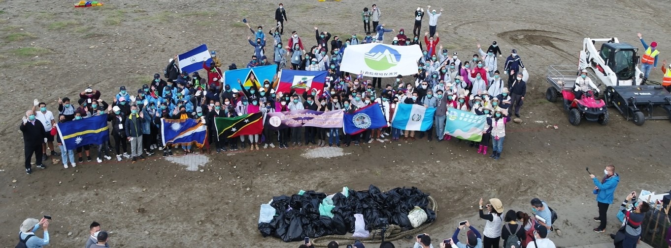 環保署指出，透過建立定期清、立即清和緊急清的機制，2020年到2021年，全國約清理出13.8萬公噸的海廢垃圾。(圖：全國揪團認養淨灘臉書)