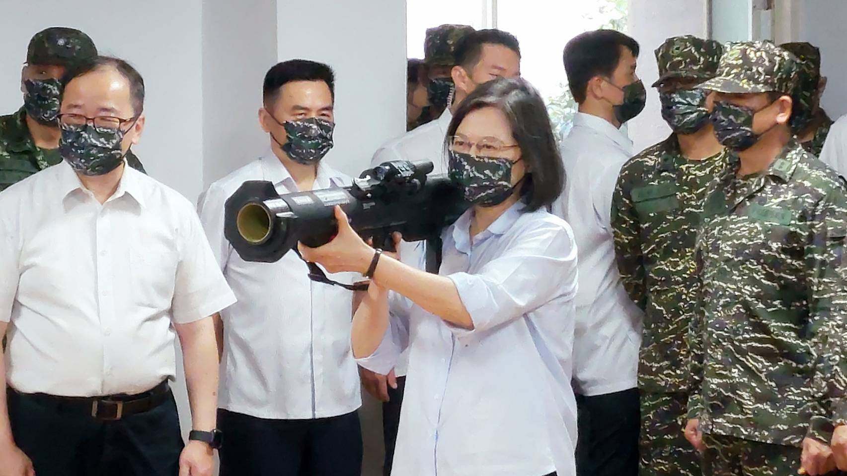 蔡英文總統2日到海軍陸戰隊六六旅視導時，扛起紅隼反裝甲火箭體驗重量。(歐陽夢萍 攝)