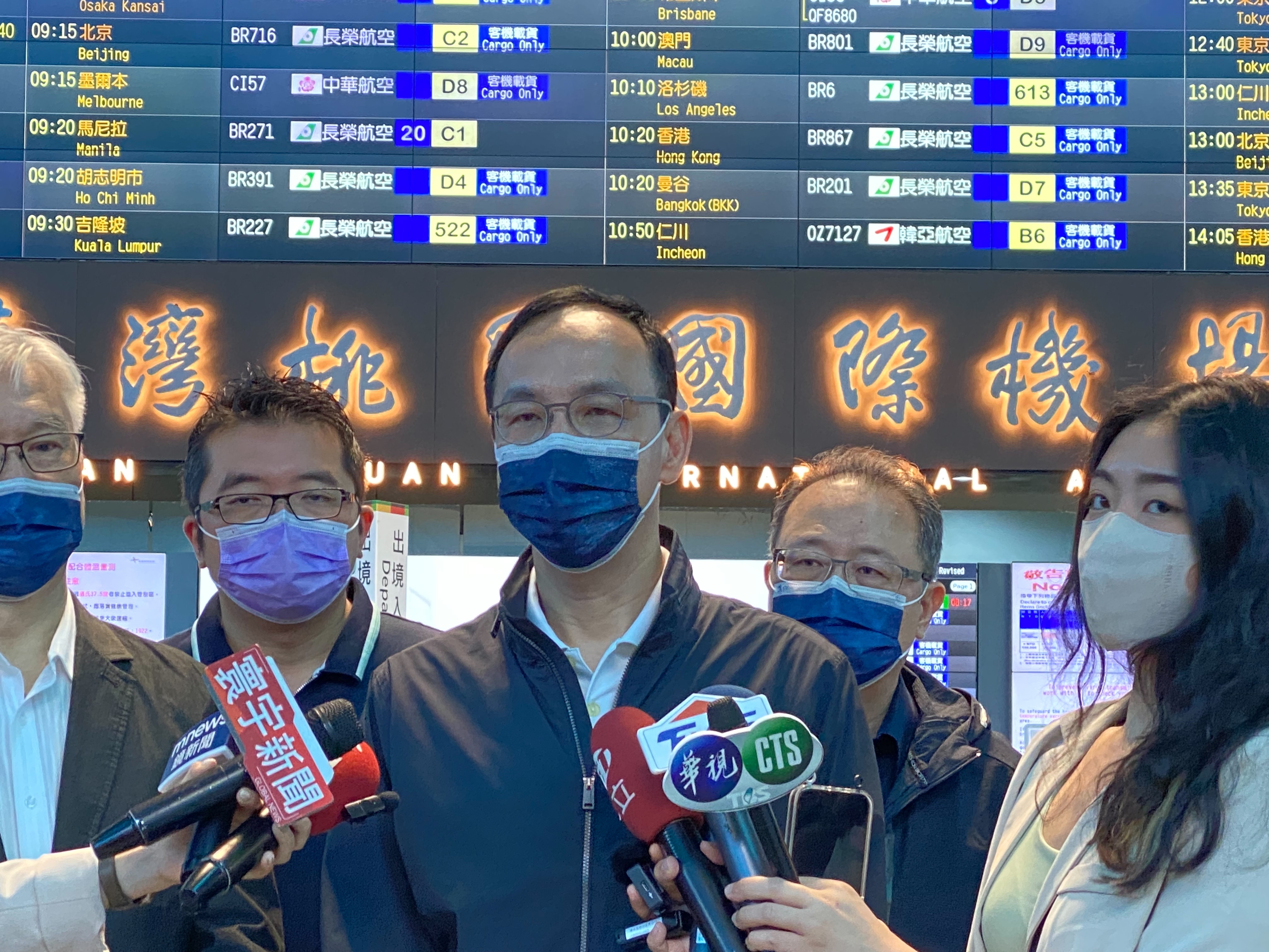 國民黨主席朱立倫6月2日至12日訪問美國，但對於高雄市長及苗栗縣長及新竹市長參選人，黨中央仍積極協調及聽取基層意見。(國民黨提供)