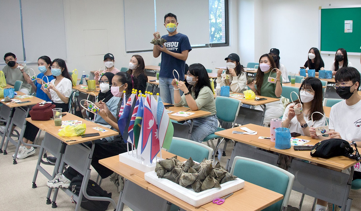 義守大學為境外生舉辦端午活動。(義守大學提供)