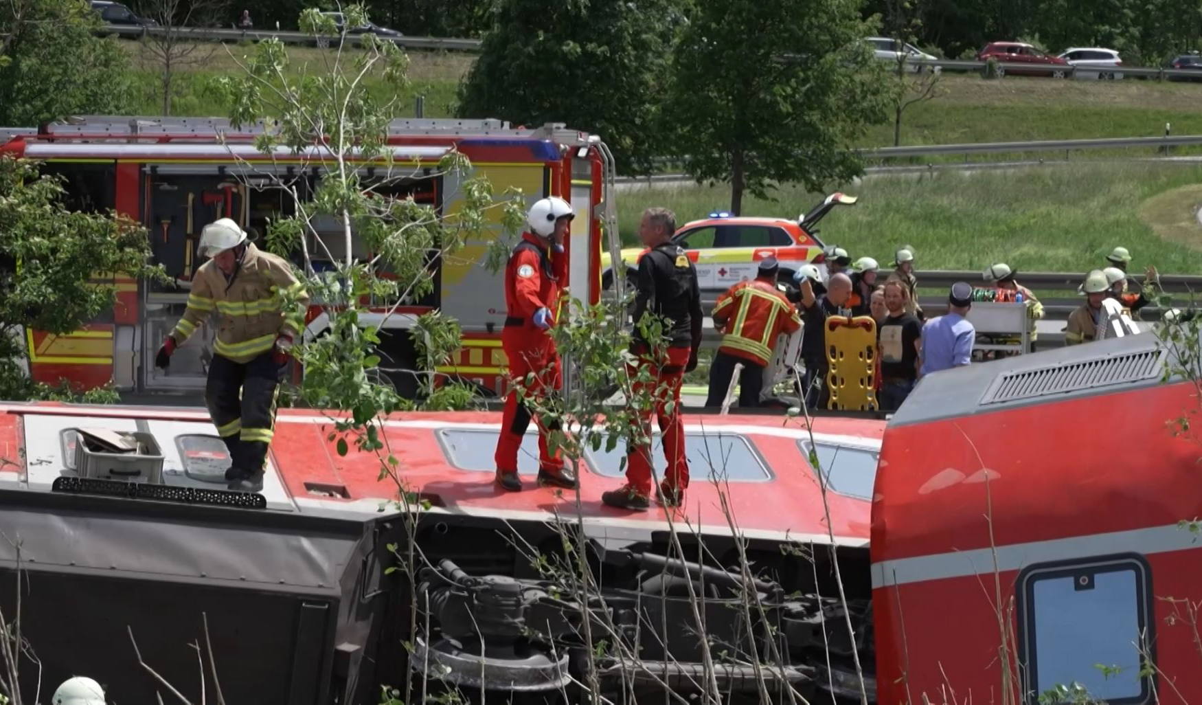 德國一列區域列車3日在南部加密希帕坦克欽（Garmisch-Partenkirchen）滑雪勝地附近，發生脫軌事故，造成嚴重死傷，當局全力救援中。  （AFP)