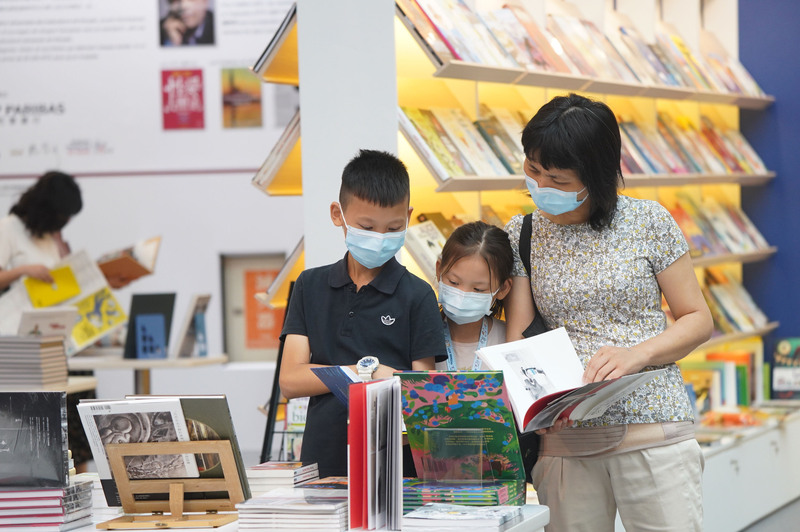 教育部為提升全民對多元文化的認識，指導辦理「全國性多語多元文化繪本親子共讀心得感想甄選活動」。(示意圖/資料照/圖：中央社)