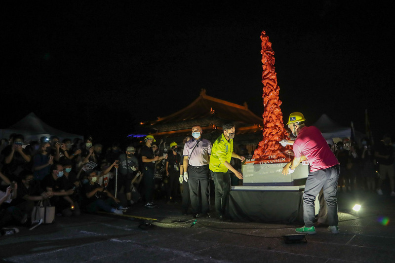 「華人民主書院」等公民團體去年透過3D列印的方式，重現縮小版的「國殤之柱」。(圖：中央社)