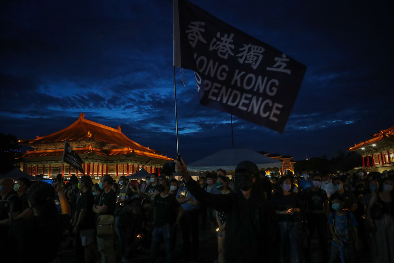 六四事件33週年，公民團體4日在台北舉辦悼念晚會，這場紀念活動多了不少香港元素。一名參與者手持「香港獨立」的旗幟到場參加。 (圖：中央社)