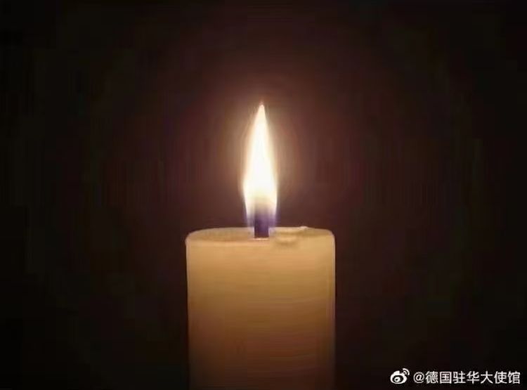 德國駐中大使館燭光悼念圖疑被刪。 (圖:微博)
