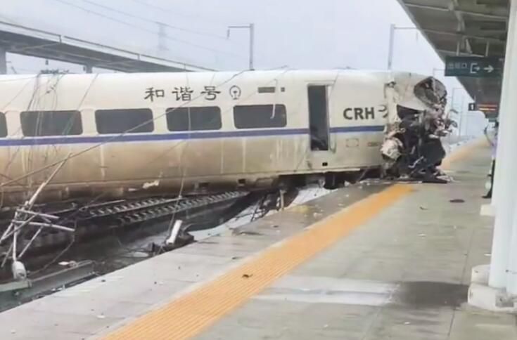 中國一列動車貴廣線榕江站出軌。 (圖:微博)