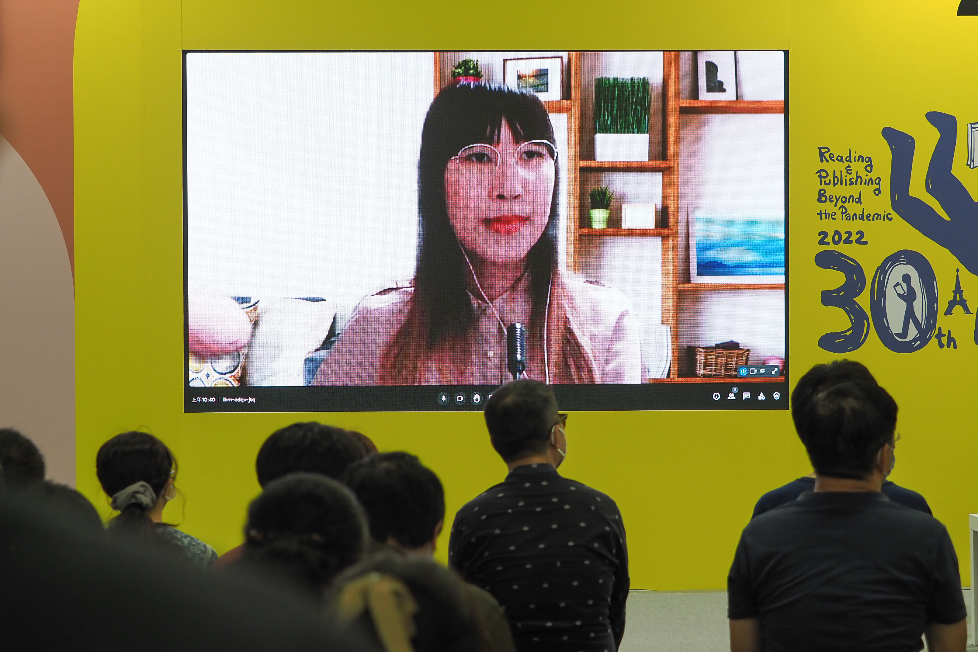 2021年摘下日本「芥川龍之介獎」的台籍作家李琴峰，今天(4日)於台北國際書展上透過視訊方式舉辦獲獎作品《彼岸花盛開之島》繁體中文版新書發表會。(台北國際書展提供)