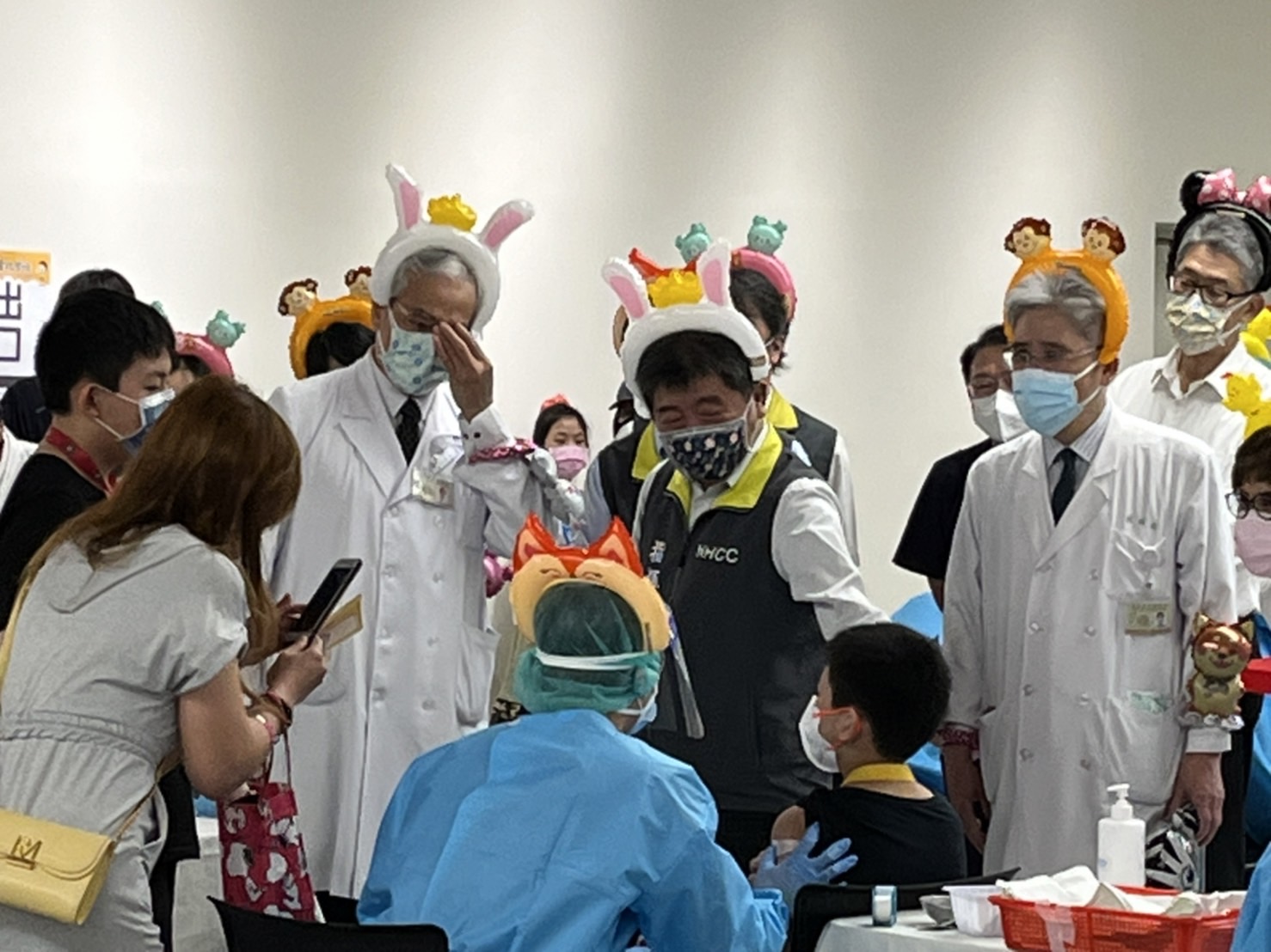 中央流行疫情指揮中心指揮官陳時中5日視察中正紀念堂兒童疫苗接種站，為小朋友加油打氣。(圖／陳林幸虹 攝)