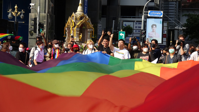 泰國LGBTQ團體近幾年積極爭取同婚合法化，5日同志驕傲大遊行現場大家拉著彩虹旗，高喊婚姻平權口號。 (圖：中央社)