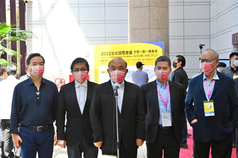 行政院長蘇貞昌5日參觀2022台北國際書展時，接受媒體聯訪。（圖／行政院提供)