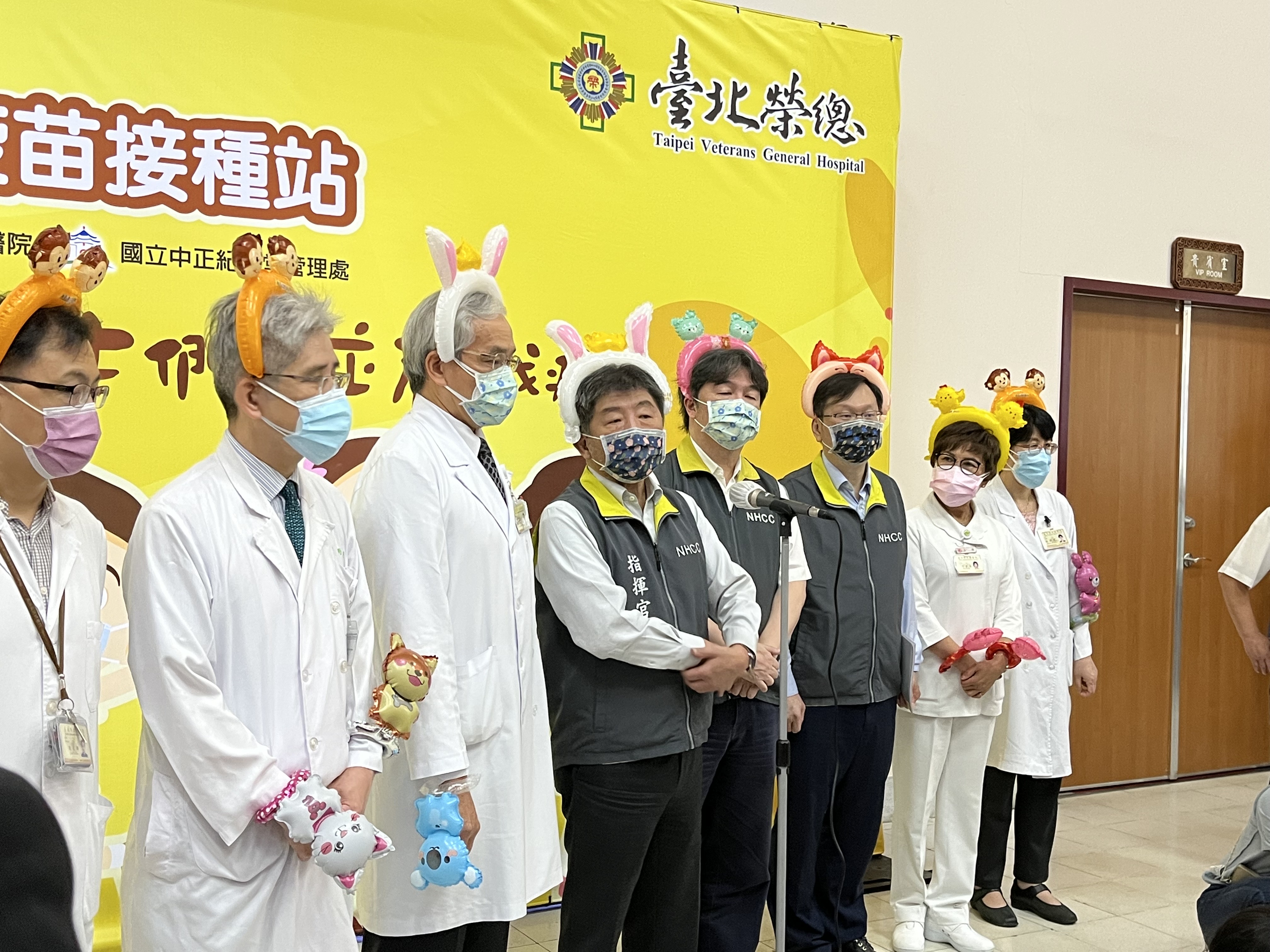 陳時中5日前往台北榮總於中正紀念堂設立的「5-11歲兒童疫苗注射站」，對於確診者染疫死亡24小時內火化爭議，做更進一步說明。(圖／陳林幸虹 攝)