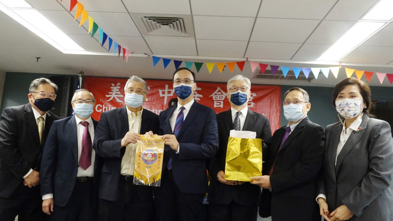 國民黨主席朱立倫（左4）訪問華府美京中華會館，與當地僑領交流。 (圖：中央社)