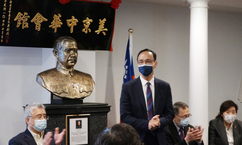 國民黨主席朱立倫（立者）走訪華府美京中華會館，與當地僑領交流。 (圖：中央社)