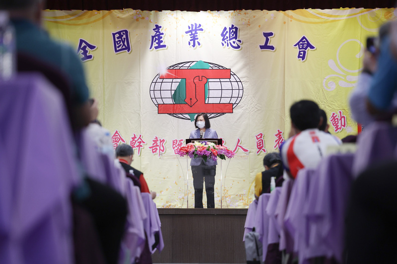 蔡英文總統6日出席全國產業總工會大會指出，政府確實是有計畫地希望每一年都能夠調高基本工資。(圖：中央社)
