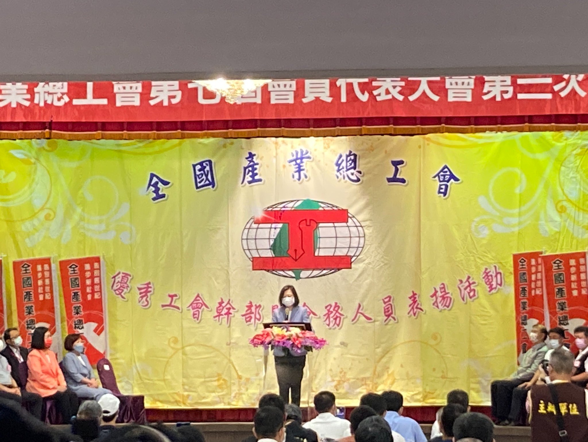 蔡英文總統6日表示，將會排除萬難持續調升基本工資，工商團體則認為，齊頭式調漲並非圓滿作法，呼籲政府應「苦民所苦」。(謝佳興 攝)