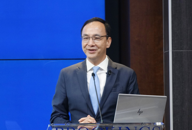 國民黨主席朱立倫美東時間6日在華府智庫表示，九二共識是「沒有共識的共識」，是「創造性模糊」，在沒有更好的方案以前，還是用這樣的方式持續交流。 (圖：中央社)