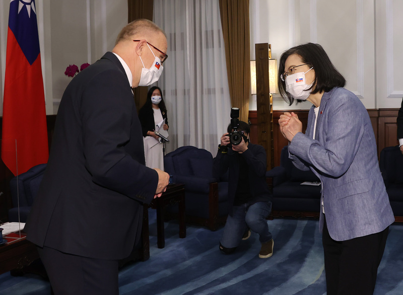 總統蔡英文（右）7日上午在總統府接見斯洛伐克國會暨布拉提斯拉瓦省訪問團，與斯洛伐克國會副議長勞倫契克（Milan Laurencik）（左）拱手致意。 (圖：中央社)
