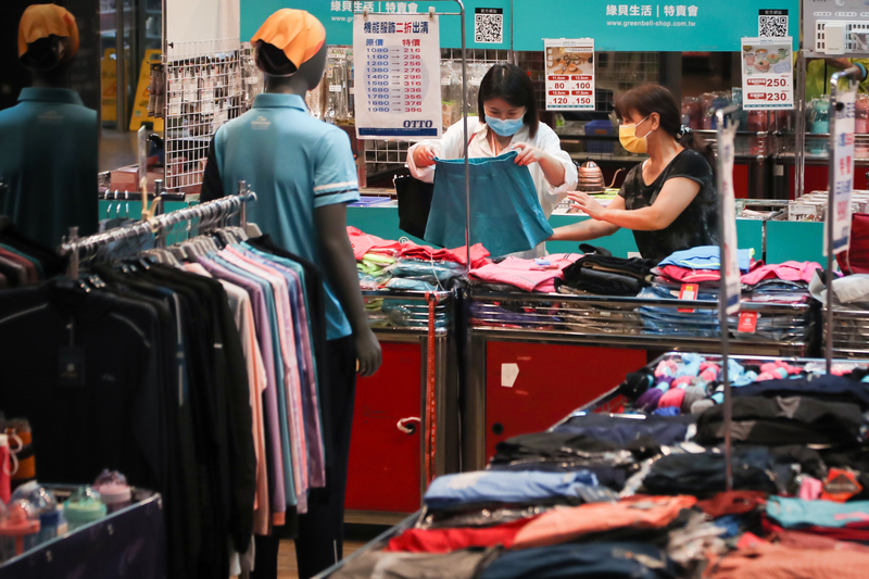 6月消費者信心跌至12年半新低。圖為台北車站地下街商圈，民眾逛街選購服飾。 (圖：中央社)