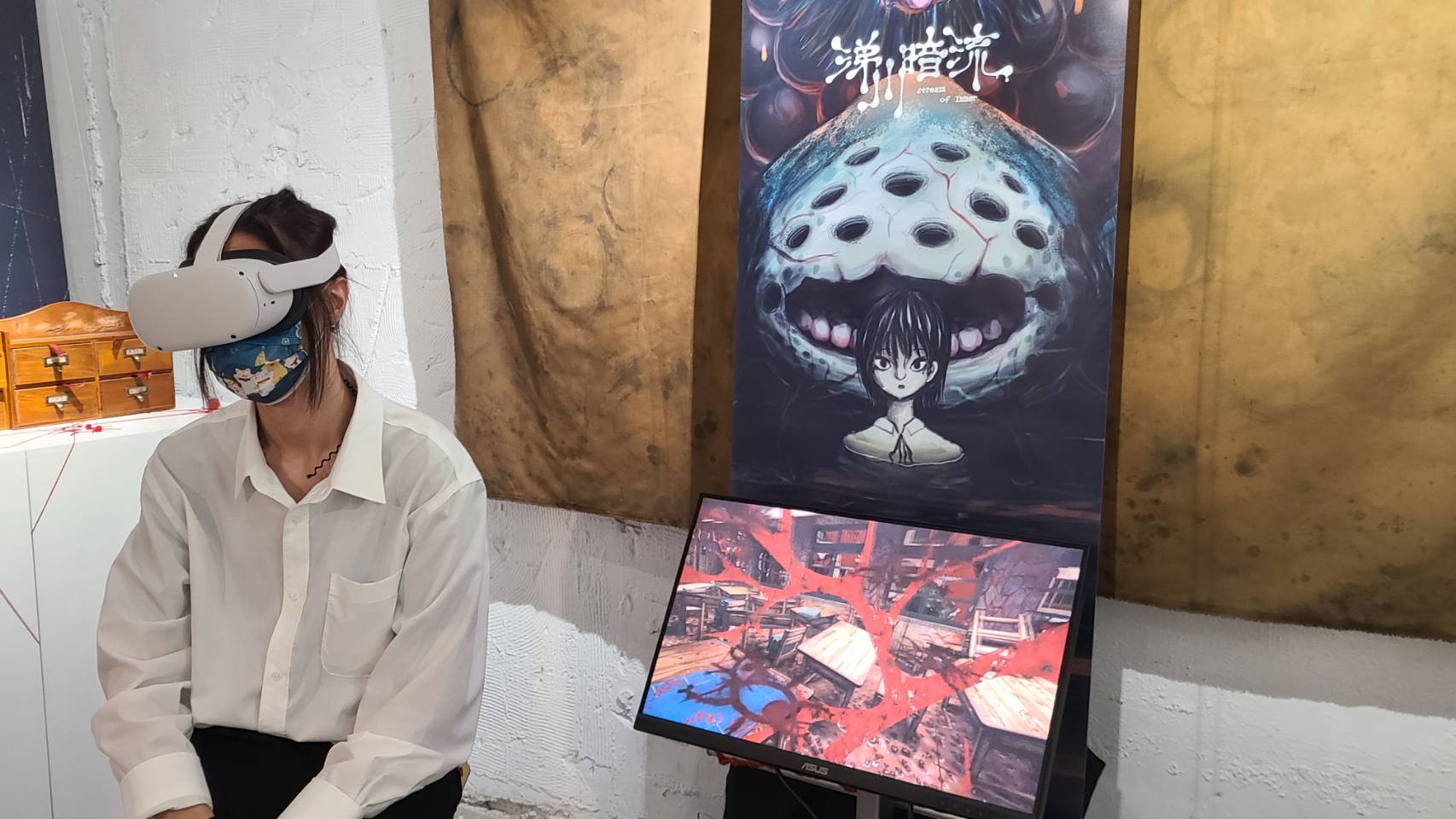 台師大設計學系畢展作品《涕川暗流》，嘗試以VR第一人稱體驗憂鬱症患者內心。(江昭倫 攝)