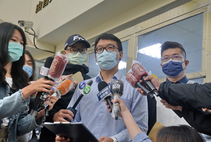 新北市政府消防局勤務中心主任李宇松（中）8日向檢方遞狀，控告張姓網友在網路散布他變造提供給恩爸的錄音檔，涉嫌加重誹謗。 (圖：中央社)