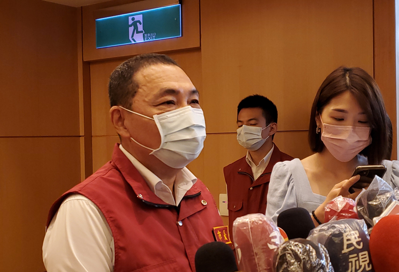 新北市長侯友宜（左）受訪。(資料照片／中央社)