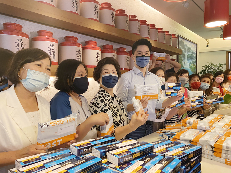 針對國民黨主席朱立倫訪美談及九二共識是「沒有共識的共識」，遭環球時報評論員諷為「百年爛黨」。同黨籍台北市長參選人蔣萬安（左4）8日出席活動時受訪表示，國民黨捍衛中華民國的決心不會改變。 (圖：中央社)