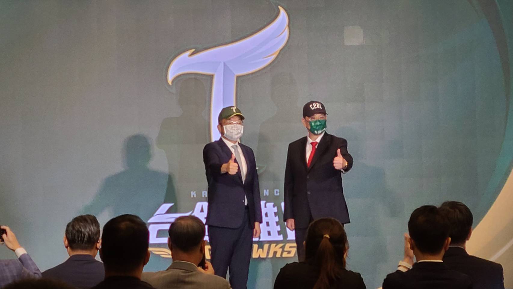 台鋼雄鷹8日正式加盟中華職棒大聯盟，成為中職第六隊，並公布有象徵老鷹飛翔姿態的T字型球隊LOGO。左為中職會長蔡其昌，右為台鋼集團會長謝裕民。(江昭倫 攝)