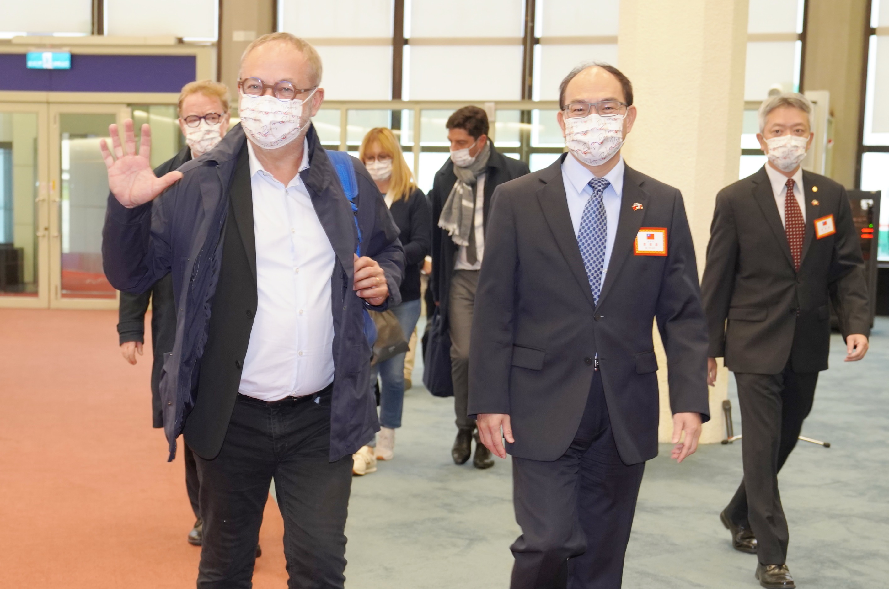法國參議院友台小組副主席葛里歐(左)率團訪台，於8日上午抵達桃園機場，外交部次長曾厚仁(右)代表接機。(外交部提供)
