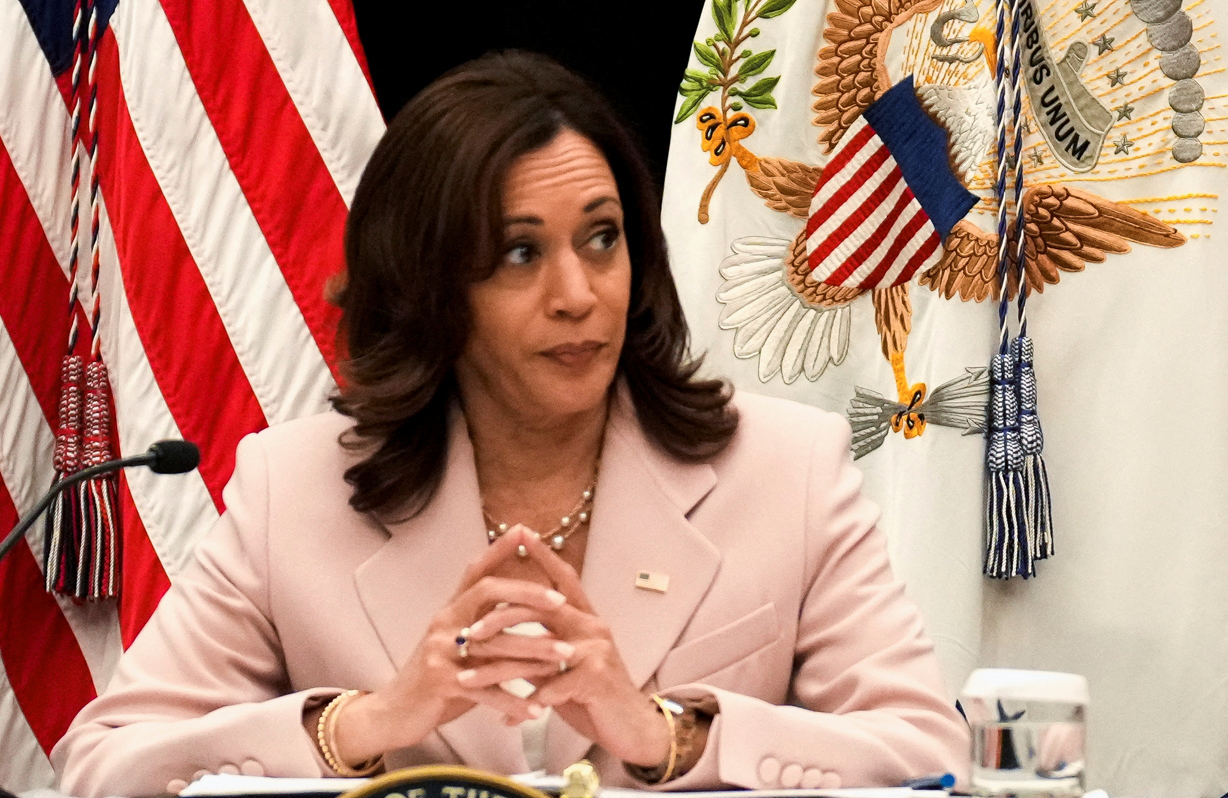 美國副總統賀錦麗(Kamala Harris)7日在洛杉磯舉行的美洲高峰會上，宣佈設立19億美元移民基金。（路透社/達志影像）