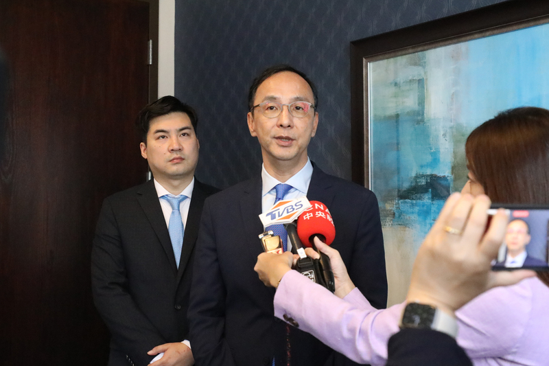國民黨主席朱立倫（左2）8日離開華府前受訪表示，國民黨一向是親美政黨，而非如外界錯誤標籤的親中。他奉勸北京，強硬的手段只會激起台灣民眾反感，不應該發生。 (圖：中央社)