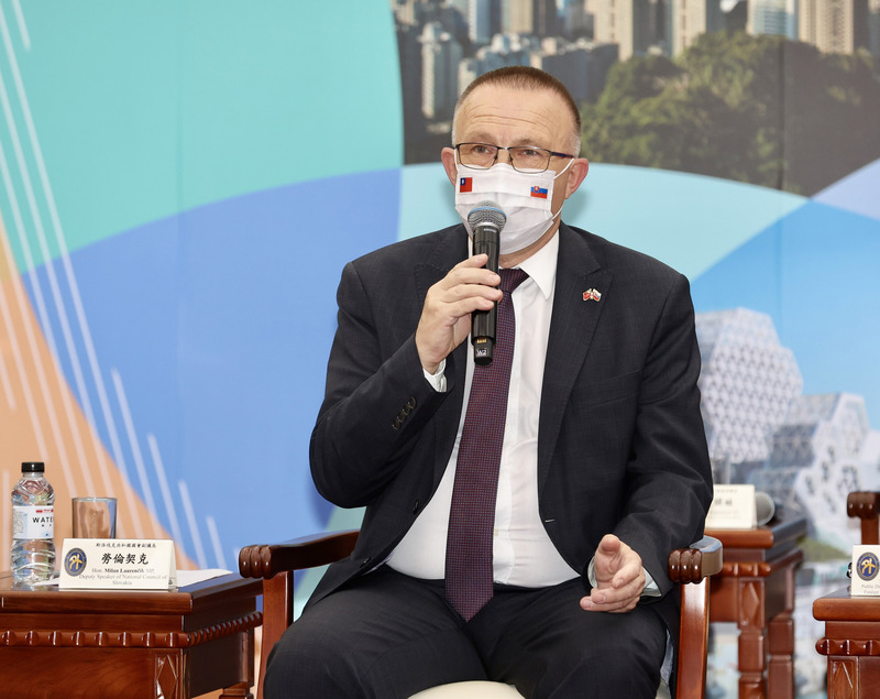 外交部16日公布斯洛伐克國會副議長勞倫契克(Milan Laurencik)(圖)15日寫給駐斯國代表李南陽的信函。 (圖：中央社)