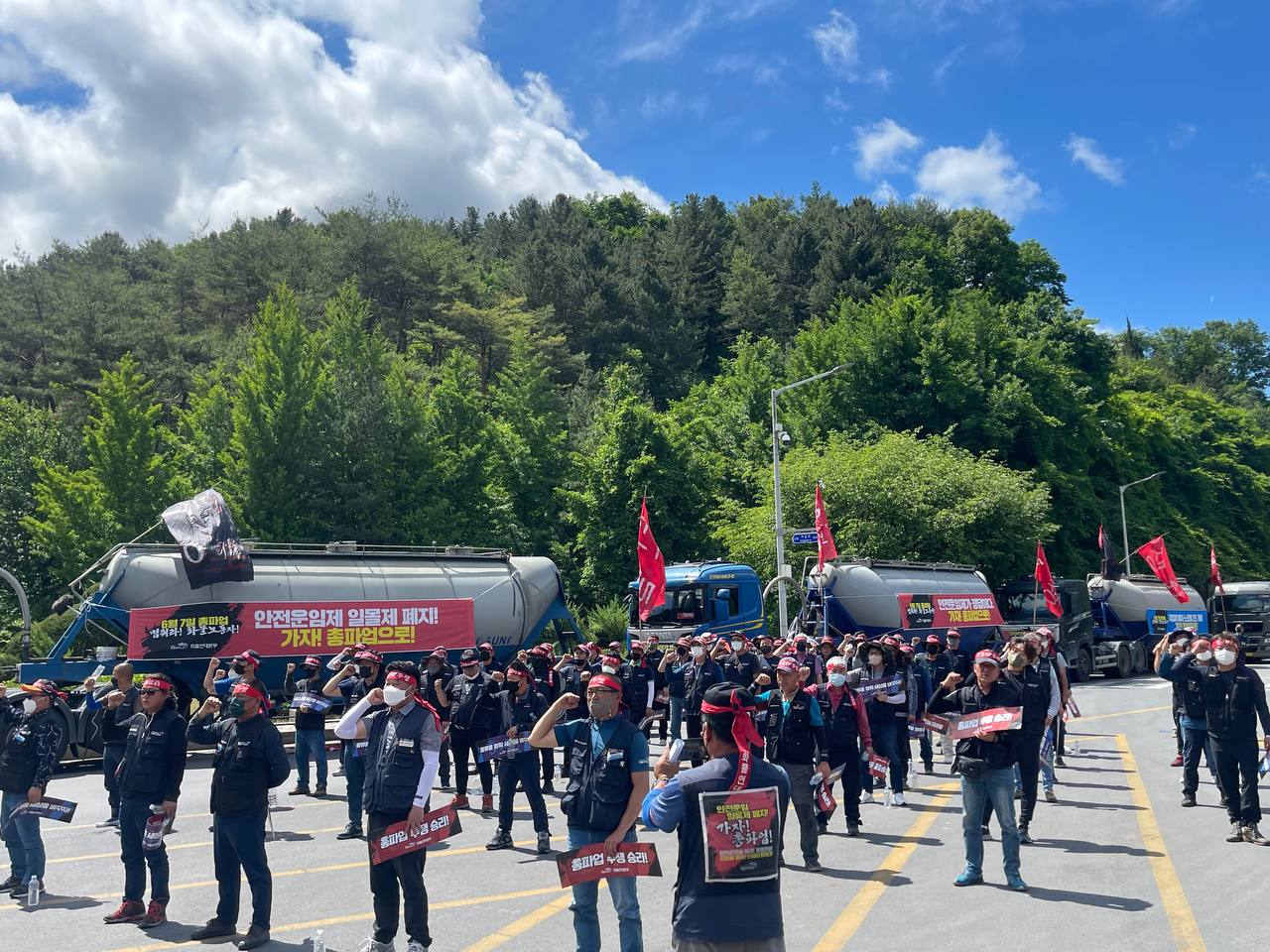 南韓卡車司機的罷工估計已造成1.6兆韓元(12.3億美元)的貨物損失。(圖：KPTU官網)