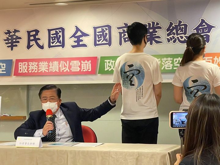 全國商業總會理事長許舒博(左)公布商總普查產業紓困需求，提出五大建言，避免政府、勞資、百姓三輸皆空。(謝佳興 攝)