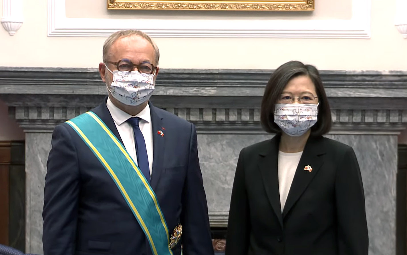 蔡英文總統(右)9日上午頒授法國參議院外交暨國防委員會副主席葛里歐(左)「大綬卿雲勳章」，表彰他對推動台法關係的努力與貢獻。(翻攝自總統府YouTube)
