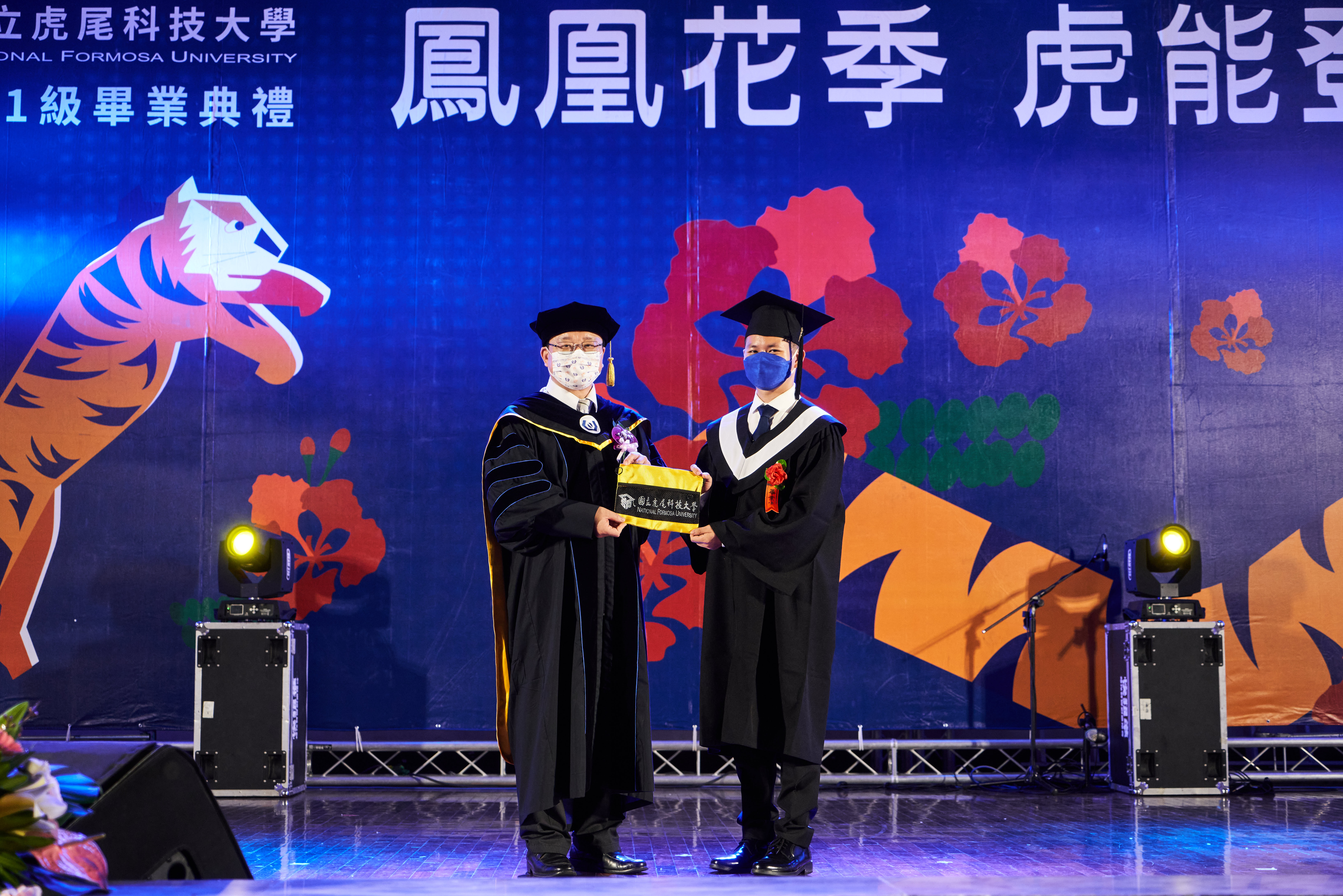 虎尾科技大學校長張信良(左)頒發智育優良獎與畢業禮物給吳振源(右)。(虎尾科技大學提供)