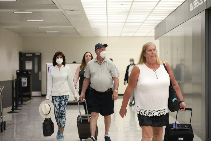 美國疾病管制暨預防中心撤銷入境篩檢規定，仍建議旅客於搭機前3日內自主篩檢，若感染則應避免飛行。圖為華盛頓杜勒斯國際機場。 (圖：中央社)