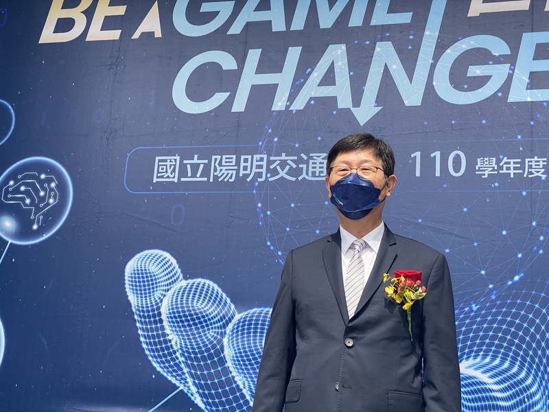鴻海董事長劉揚偉11日出席國立陽明交通大學畢業典禮；針對傳出競爭對手在越南試產蘋果產品，他表示，要打贏鴻海，「請拿出一套自己的方法」。 (圖：中央社)