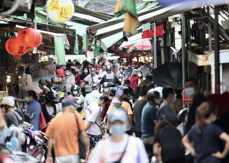 中央流行疫情指揮中心公布今天(12日)新增50,643例本土病例，個案分布以台中市、高雄市超過7千例最多，另新增163例本土病例死亡個案。圖為近日北部出遊人潮。 (圖：中央社)