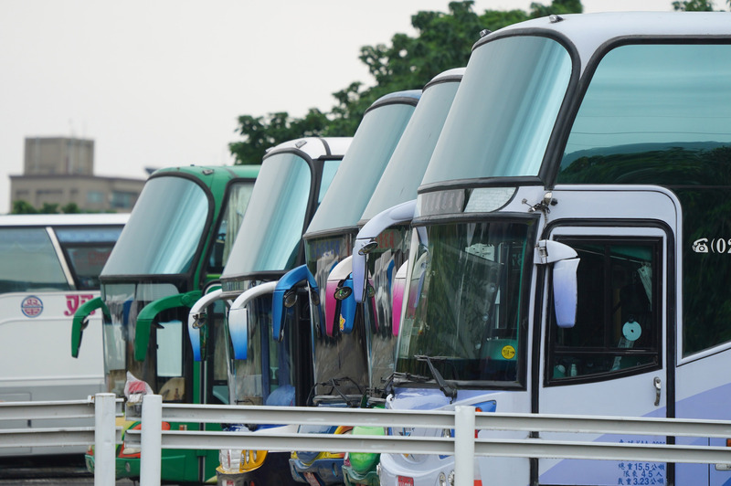 根據公路總局初步規劃的「遊覽車駕駛徵才補貼方案」，將提供經遊覽車業者僱用司機全額訓練費用及訓練期間每日生活津貼，以減輕訓練期間的經濟負擔。(圖:中央社)
