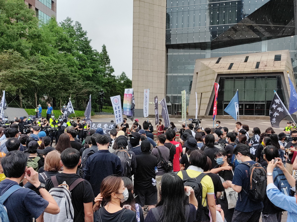 香港邊城青年等團體6月12日下午在台北市的中國銀行前舉行抗爭集會活動，呼籲台灣政府重新檢視港澳條例。 (央廣記者王照坤 攝)