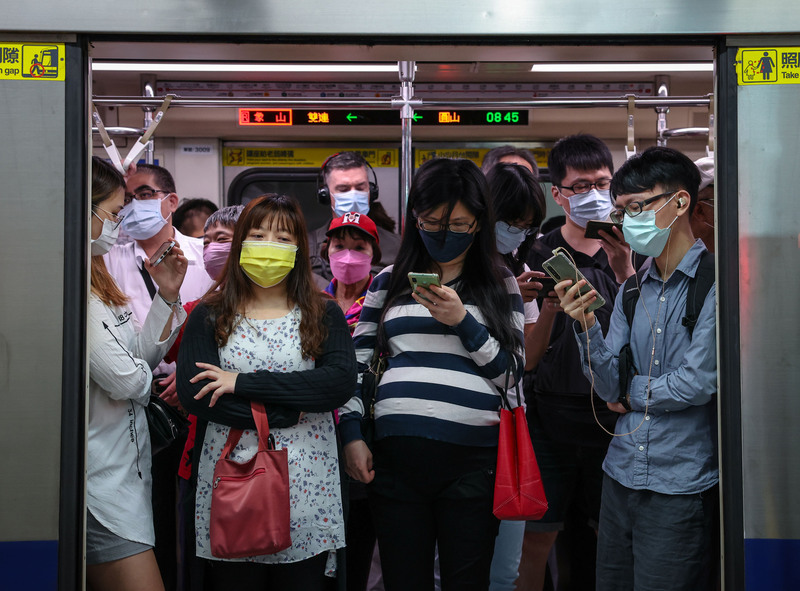 解除口罩禁令還要再等等。 (資料照片/中央社)